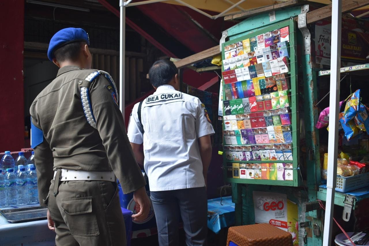Satpol PP Surabaya dan Bea Cukai Sidoarjo Sita Aneka Rokok Ilegal dari Toko Eceran 2 rokok ilegal 2