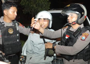 tiga pemuda pembawa sabu