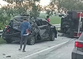 Truk Seruduk Avanza Hitam