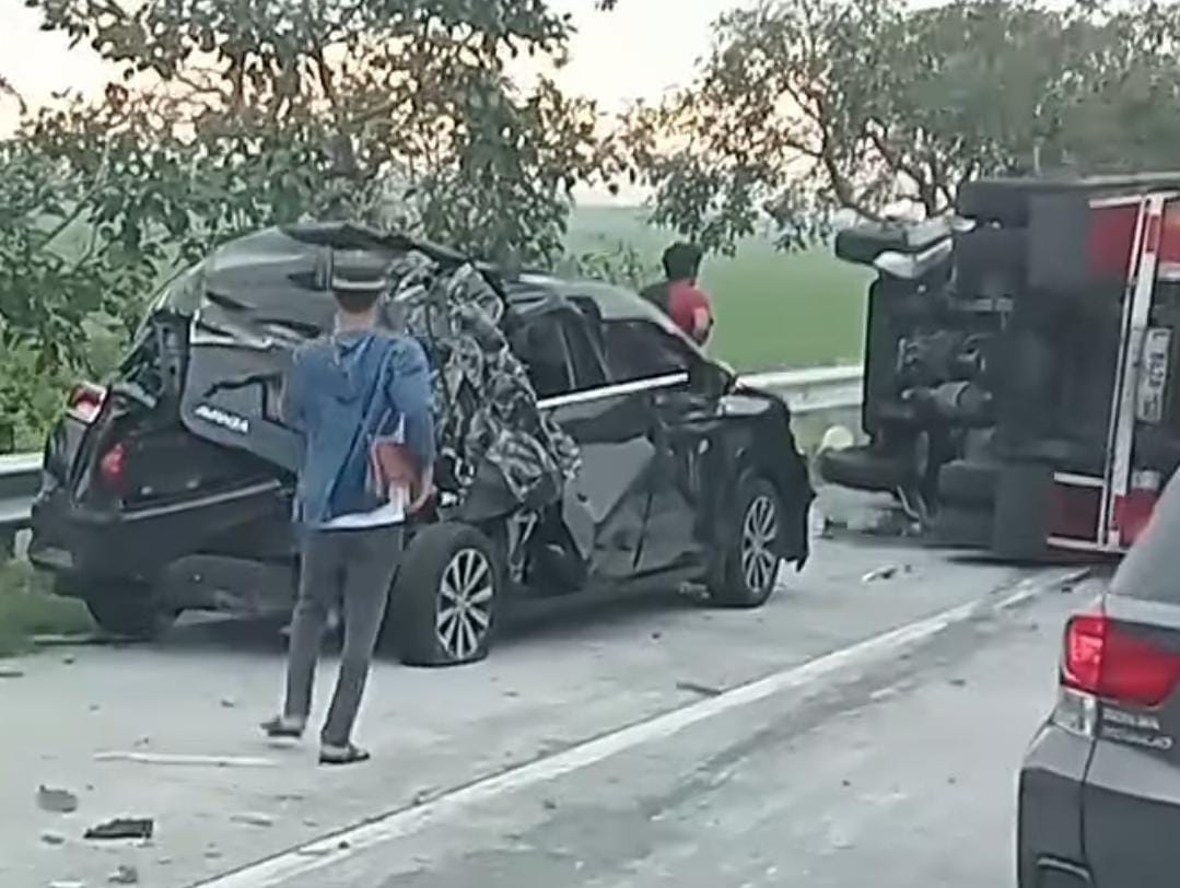 Korban Luka Berat Truk Seruduk Avanza Hitam di Tol Jombang-Mojokerto 1 Truk Seruduk Avanza Hitam
