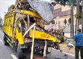 truk muatan kayu