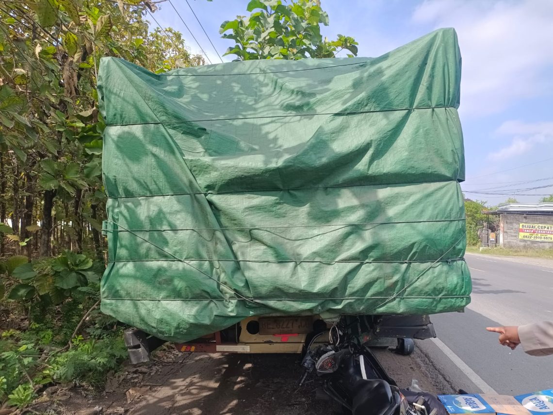 tewas tabrak truk parkir