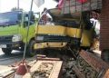 Truk muatan genteng di Mojokerto.