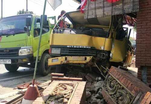 Diduga As Roda Tiba-Tiba Lepas, Truk Muatan Genteng di Mojokerto Seruduk Pagar 1 Truk muatan genteng di Mojokerto.