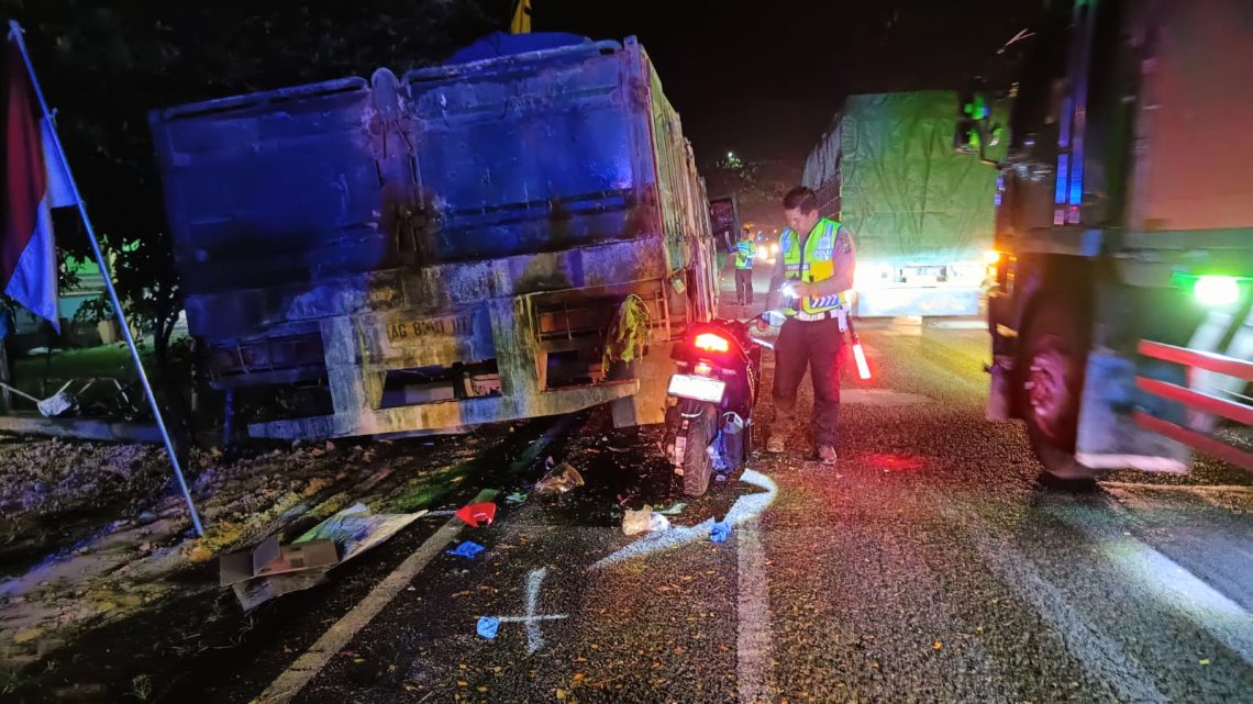 Pengendara Vario Tewas Hantam Belakang Truk Parkir di Jalur Pantura Tuban 1 Pengendara Vario Tewas