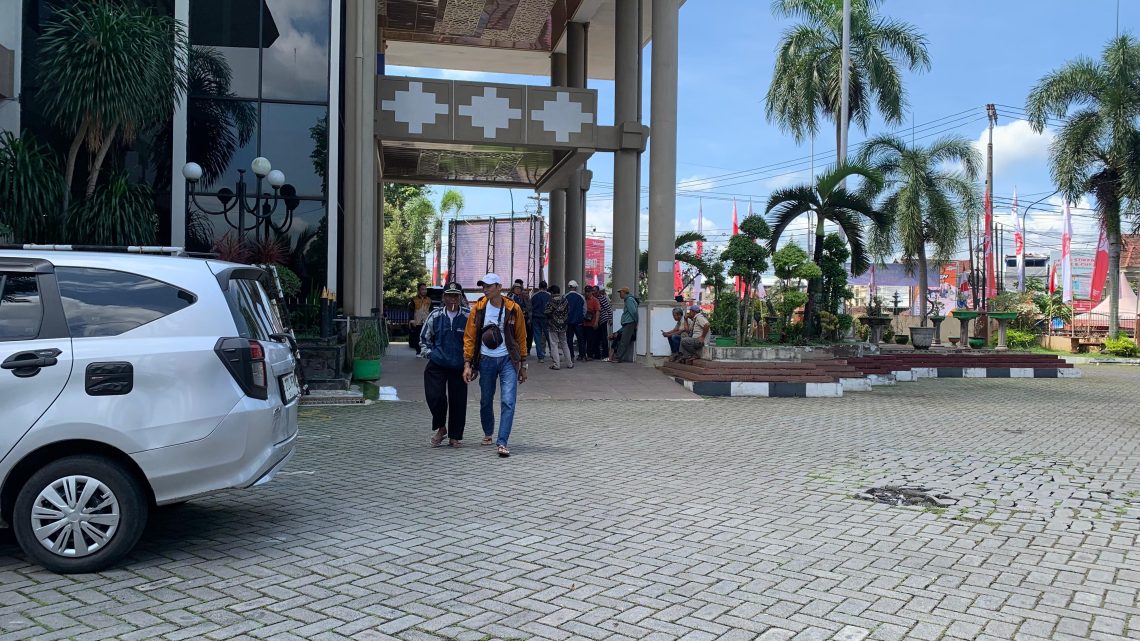 Geram! Petani Jember Datangi DPRD Protes Kebijakan Bupati Hapus Status Lahan Sawah 5 Petani Jember