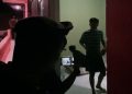 Pemuda Kepergok Asyik di Kamar Kos