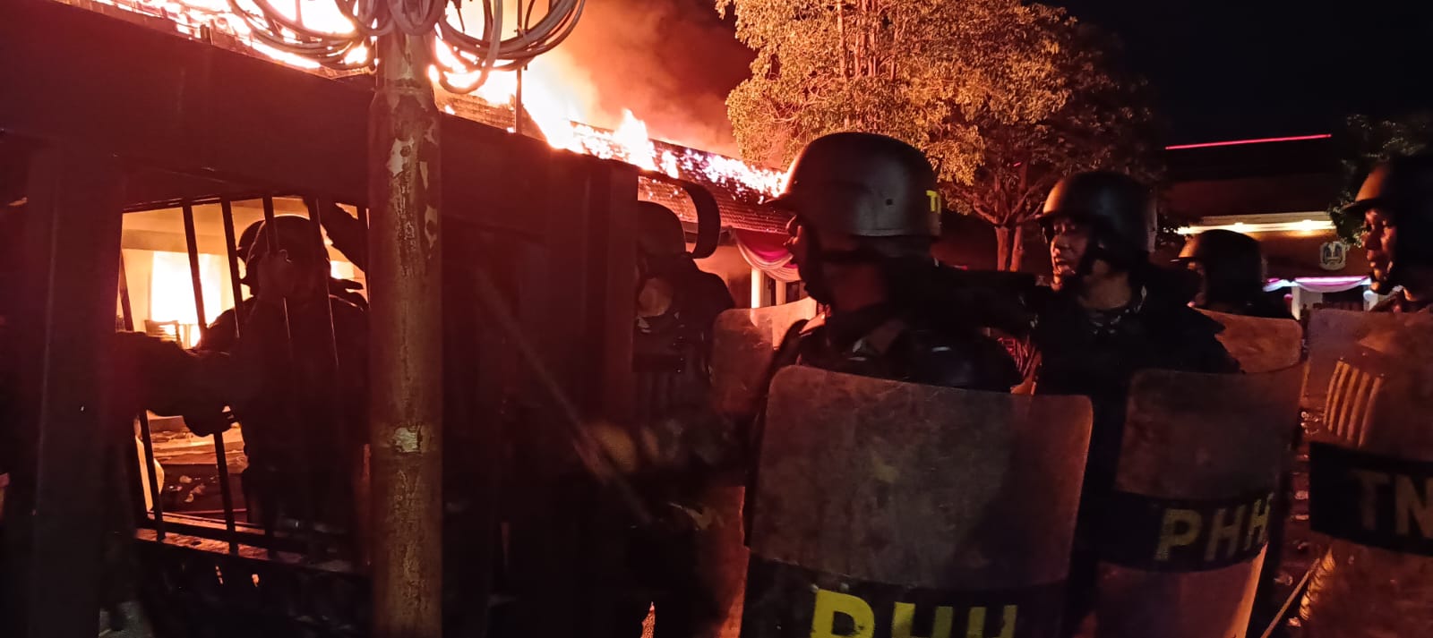 Gedung Grahadi Terbakar
