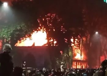 Gedung Grahadi Terbakar