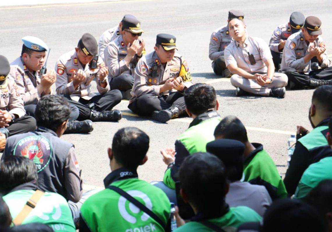 Ojol Doa Bersama untuk Almarhum Affan Kurniawan di Mapolres Mojokerto Kota 1 Ojol Mojokerto