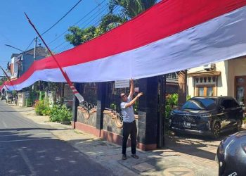 Bendera Merah Putih.