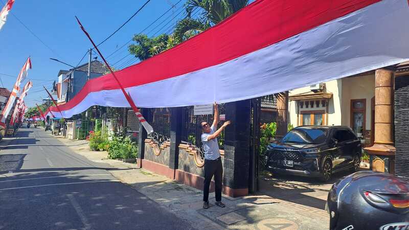 Sambut HUT RI Ke-80, Warga Tuban Bentangkan Bendera Merah Putih Hampir 1 KM 1 Bendera Merah Putih.