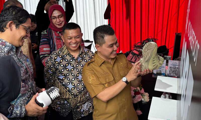 Tembus Pasar Global, Ribuan Alas Kaki Asal Kabupaten Mojokerto Ekspor ke Korea Selatan 1 Alas kaki.
