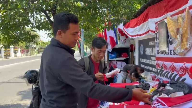 Pedagang bendera di Tuban.