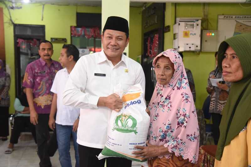 Salurkan Bantuan Presiden, Bupati Sidoarjo Kunjungi 3 Lokasi: Cek Kualitas hingga Kelayakan Beras 3 Bupati Sidoarjo salurkan beras presiden.