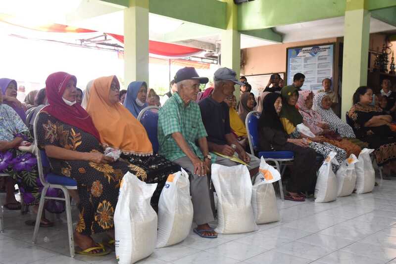 Salurkan Bantuan Presiden, Bupati Sidoarjo Kunjungi 3 Lokasi: Cek Kualitas hingga Kelayakan Beras 2 Bupati Sidoarjo salurkan beras.