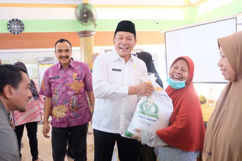 Salurkan Bantuan Presiden, Bupati Sidoarjo Kunjungi 3 Lokasi: Cek Kualitas hingga Kelayakan Beras 1 Bupati Sidoarjo.