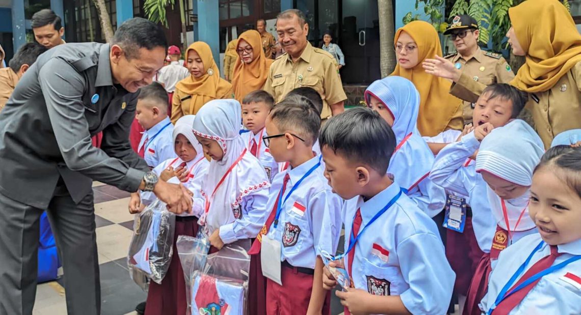 Seragam gratis.