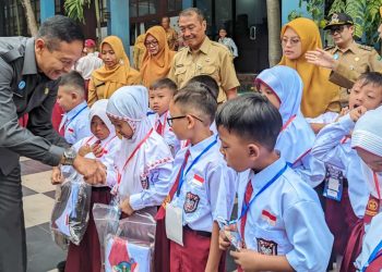 Seragam gratis.