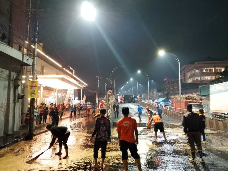 Truk tetes tebu di Malang.