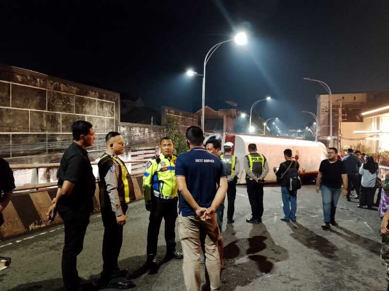 Truk tetes tebu terguling di Malang.