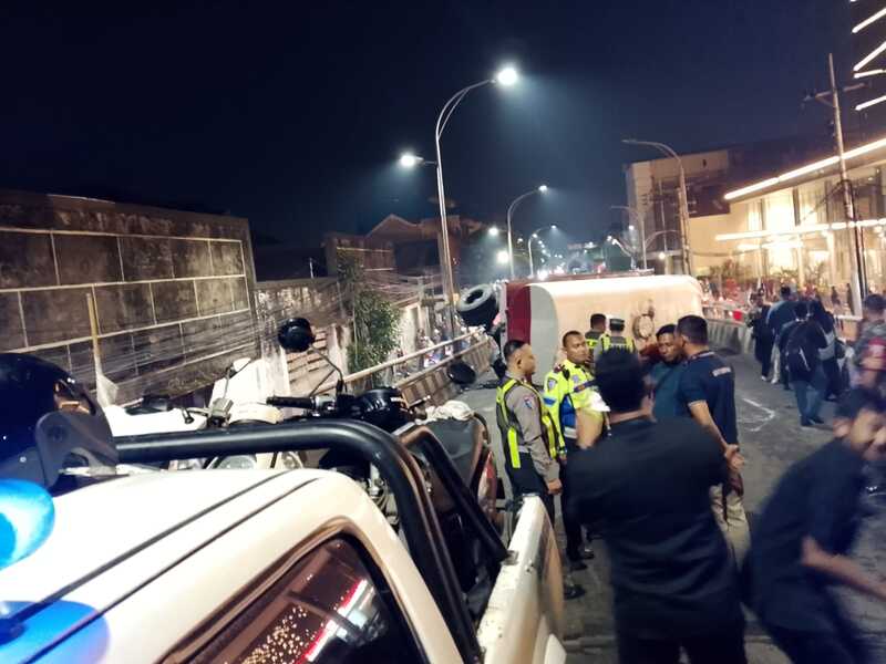 Pasca Laka, Polisi Ungkap Penyebab Truk Tetes Tebu Terguling di Flyover Malang 1 Truk tetes tebu.