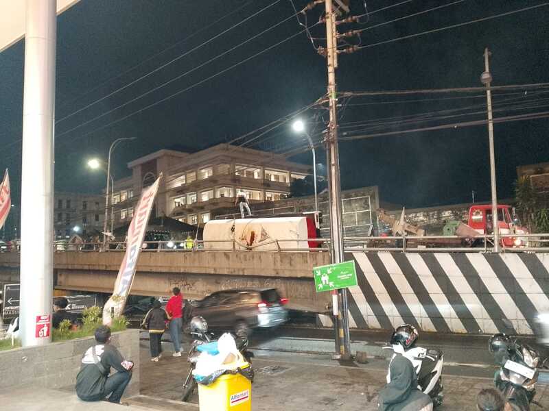 Pasca Laka, Polisi Ungkap Penyebab Truk Tetes Tebu Terguling di Flyover Malang 2 Truk tetes tebu terguling di Malang.