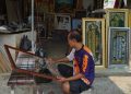 Perajin pigura kayu.