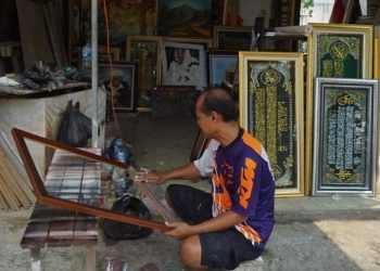 Perajin pigura kayu.