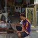 Cerita Perajin Pigura Kayu di Mojokerto, Bertahan di Tengah Gempuran Fiber 8 Perajin pigura kayu.