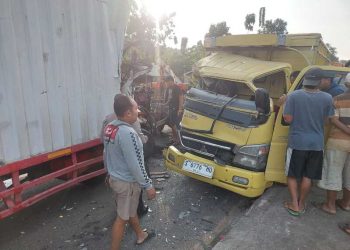 Truk di Ring Road Tuban.
