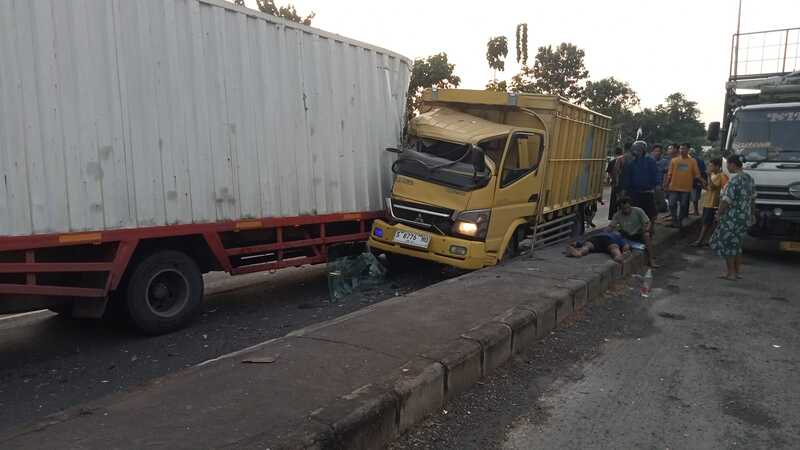 Truk kecelakaan di Ring Road Tuban.