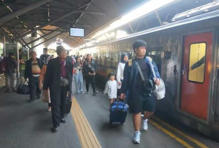 Tips Berburu Diskon Tiket Kereta Api di Stasiun Mojokerto Jelang HUT Ke-80 RI 1 Stasiun Mojokerto.