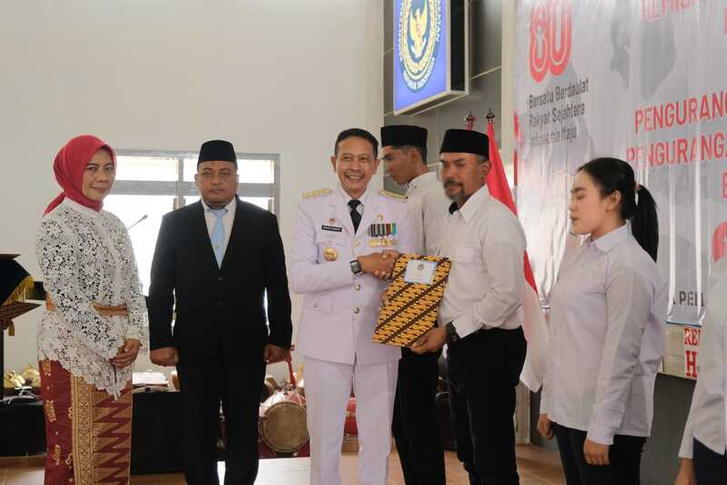 Wahyu Hidayat Serahkan Remisi 1.832 Napi Lapas Kelas I Malang, 23 Orang Dinyatakan Bebas 2 Remisi Lapas Kelas I Malang.