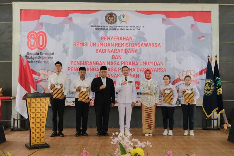 Wahyu Hidayat Serahkan Remisi 1.832 Napi Lapas Kelas I Malang, 23 Orang Dinyatakan Bebas 1 Lapas Kelas I Malang.