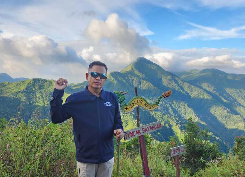 Tugu Media Group di Puncak Natas Angin.