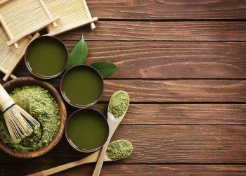 Minum matcha.