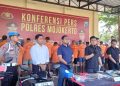 Kalung emak-emak di Mojokerto.