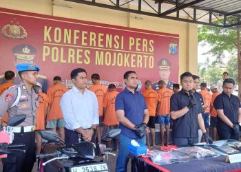 Kalung emak-emak di Mojokerto.