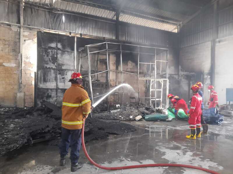 Gudang Penyimpanan Barang di Tuban Ludes Terbakar, Rugi Capai Rp700 Juta 2 Gudang penyimpanan barang Tuban.