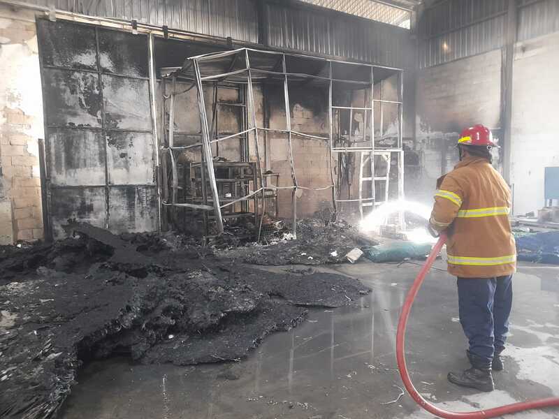 Gudang Penyimpanan Barang di Tuban Ludes Terbakar, Rugi Capai Rp700 Juta 3 Gudang penyimpanan barang di Tuban.