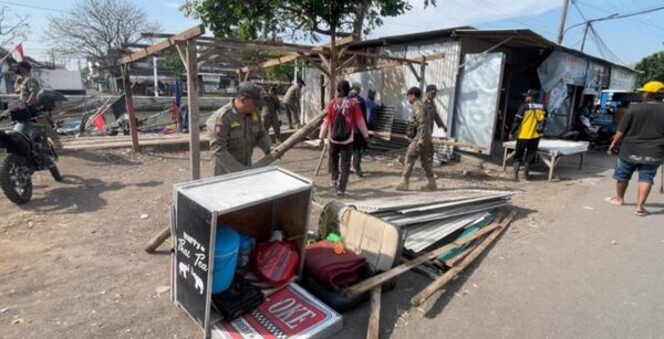 Pasca 3 Kali Peringatan, Petugas Gabungan Bongkar Paksa Bangunan Liar di Pelabuhan Kota Pasuruan 1 Bangunan liar.