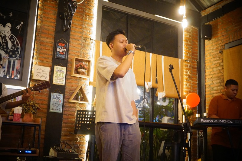 4 Komika Malang Bikin "Panas" Indie Corner, Penonton Full Senyum bareng Arom Dywarna 5 Stand up comedy di Indie Corner.
