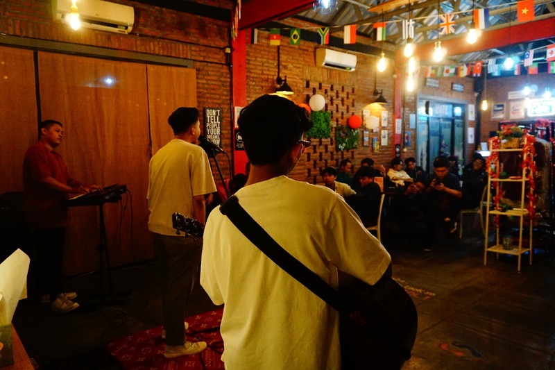 Arom Dywarna di Indie Corner.