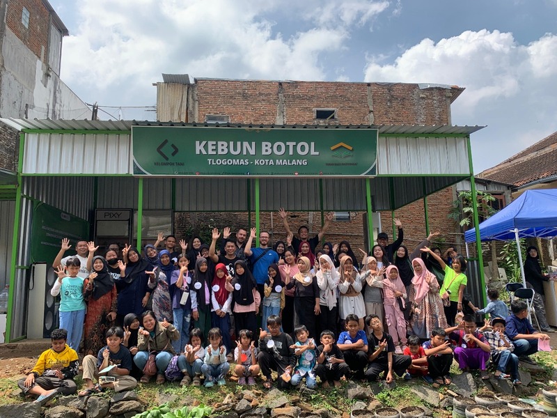 Taman Baca Masyarakat Kebun Botol Malang.