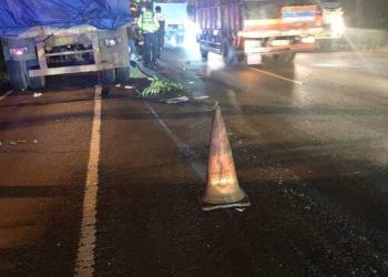 Pemotor tewas tabrak truk.