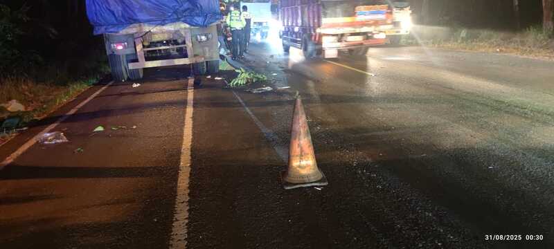 Kecelakaan Tragis di Jalan Tuban–Widang, Pemotor Tewas Tabrak Truk Mogok 1 Pemotor tewas tabrak truk.
