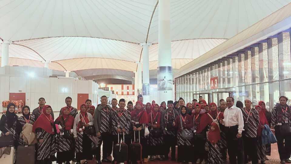 3 Rekomendasi Travel Haji dan Umroh Terbaik di Jawa Timur, Catat Alamat dan Kontaknya! 7 Haji dan Umroh 2