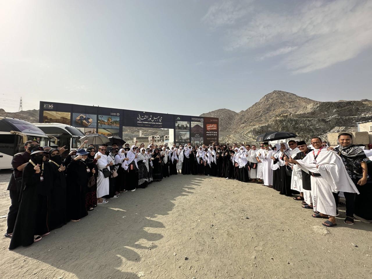3 Rekomendasi Travel Haji dan Umroh Terbaik di Jawa Timur, Catat Alamat dan Kontaknya! 6 Haji dan Umroh 1