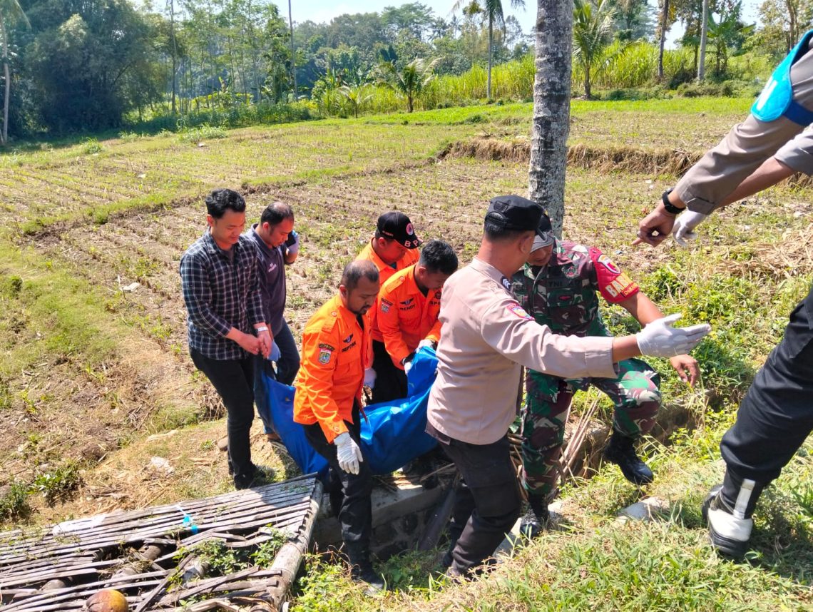 Jasad pria tanpa busana